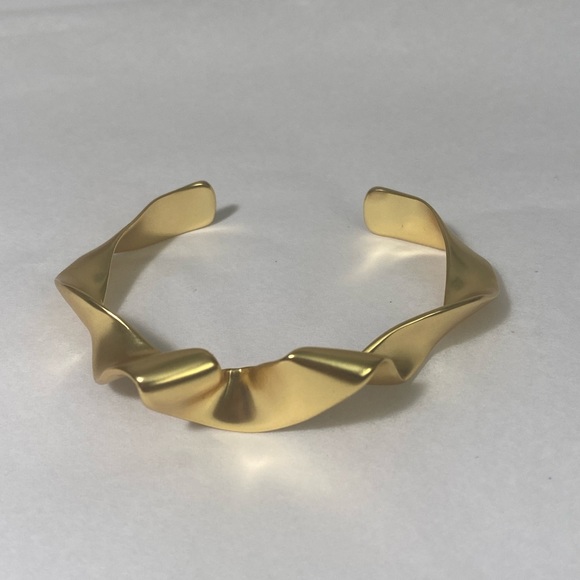 ⬇️🔴 MADEWELL gold plated twisted artisan bangle bracelet - Picture 7 of 10